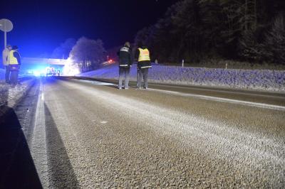 Oberkochen: Pkw prallt bei Glatteis gegen Brueckenpfeiler - Person toedlich verletzt